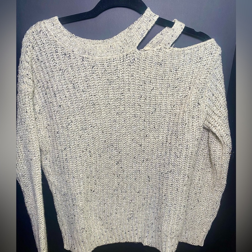 Closet Candy‎ (CBRAND)Elegant Knit Sweater with Shoulder Detail